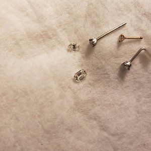 3 diamond nose studs and two loose natural diamond stones